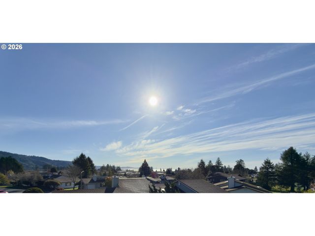 825 BROOKHAVEN Dr B, Brookings, OR 97415