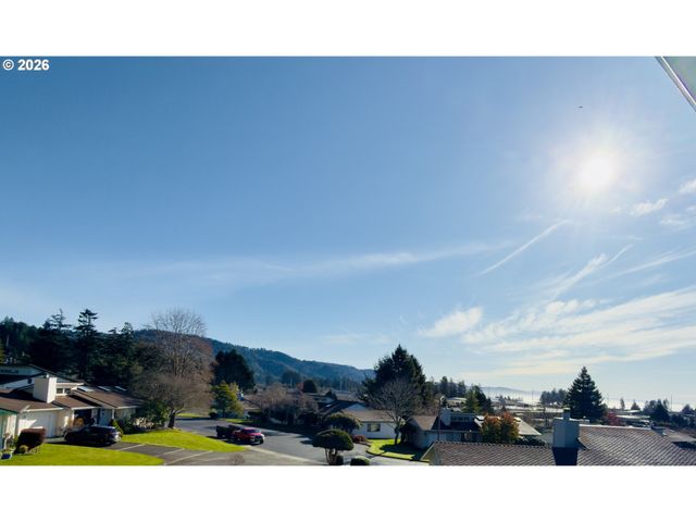 825 BROOKHAVEN Dr B, Brookings, OR 97415
