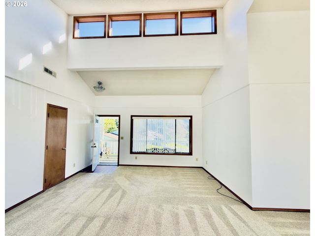 825 BROOKHAVEN Dr B, Brookings, OR 97415