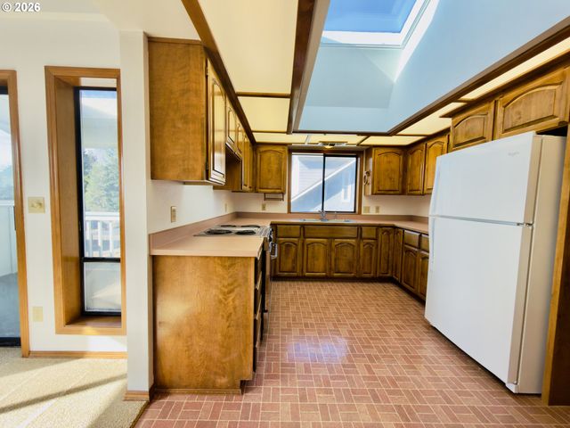 825 BROOKHAVEN Dr B, Brookings, OR 97415