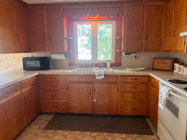 33 Rand Ave, Attleboro, MA 02703