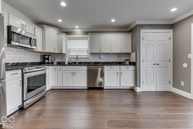 8042 Southern Trails Place, Indianapolis, IN 46237