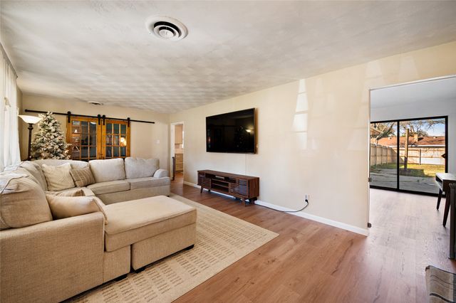 810 Danish Drive, Grand Prairie, TX 75050