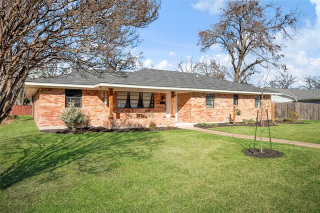 810 Danish Drive, Grand Prairie, TX 75050