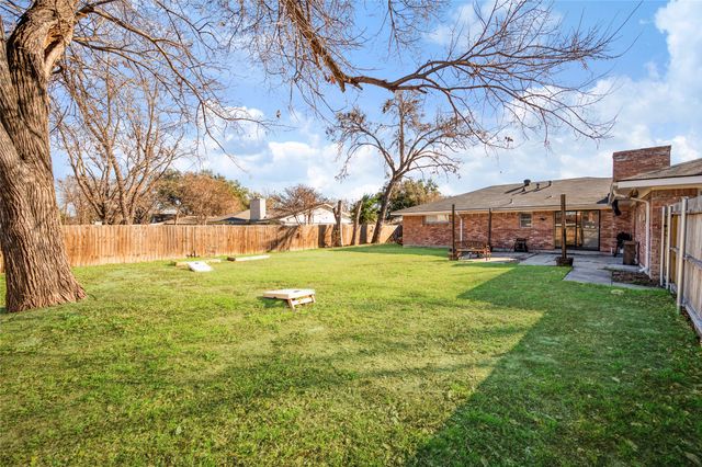 810 Danish Drive, Grand Prairie, TX 75050