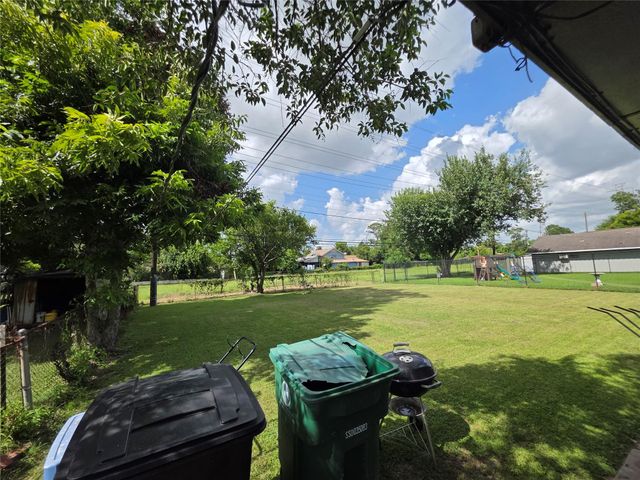 10319 Lafferty Oaks Street, Houston, TX 77013