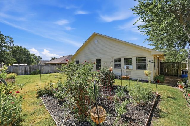 305 E Bonham, Tom Bean, TX 75489