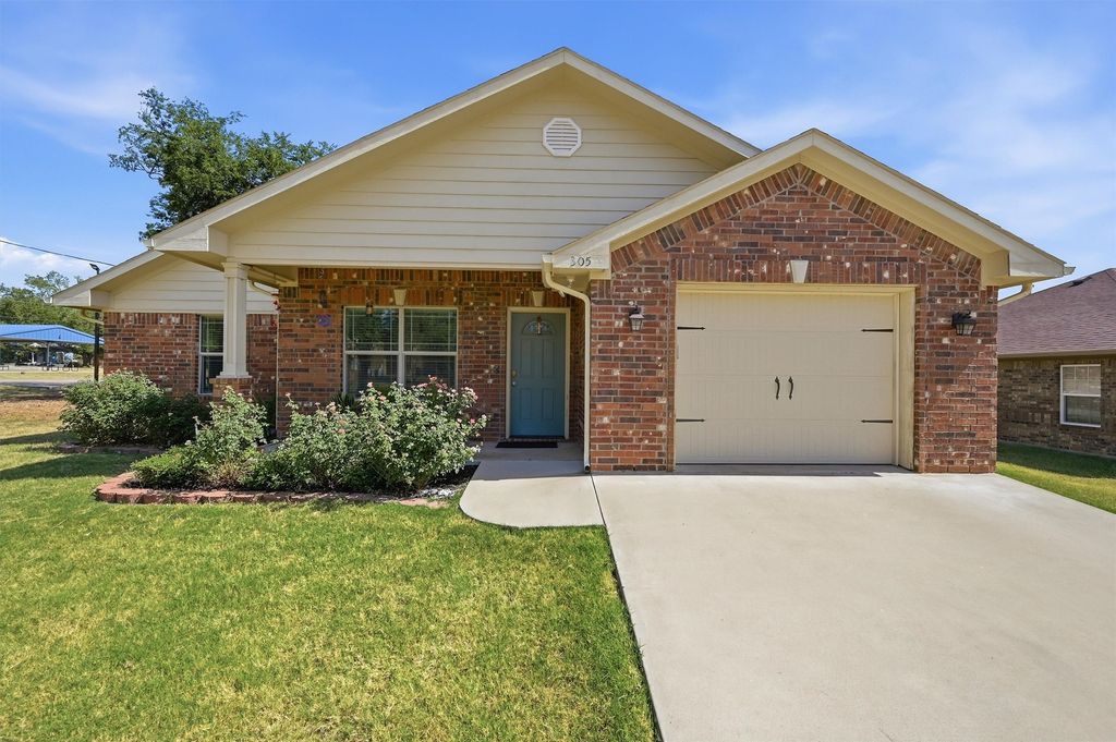 305 E Bonham, Tom Bean, TX 75489