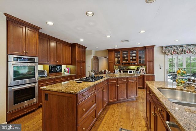 736 WOODLEAVE RD, Bryn Mawr, PA 19010