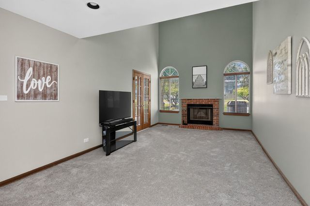 1038 Bedford Drive, Carol Stream, IL 60188