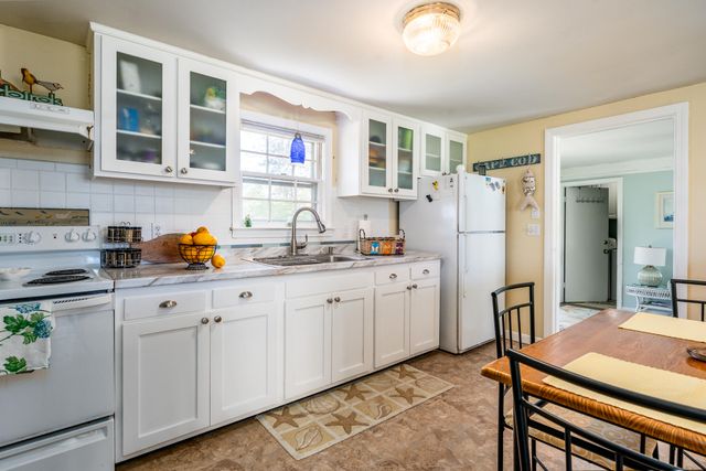 8 Folger Lane, West Dennis, MA 02670