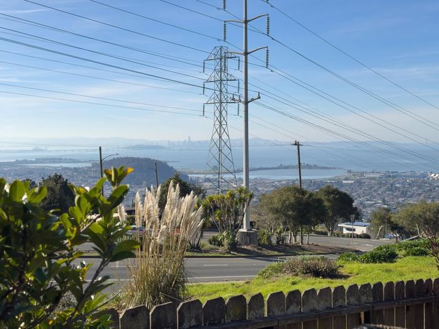 8530 Terrace Dr, El Cerrito, CA 94530