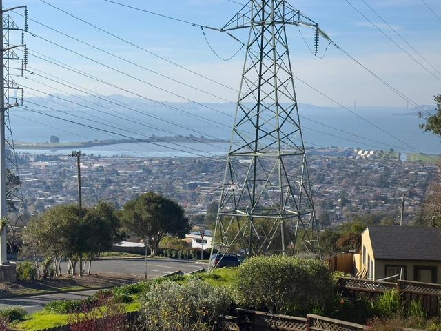 8530 Terrace Dr, El Cerrito, CA 94530