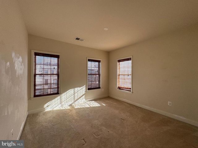 22555 WINDSOR LOCKS SQ, Ashburn, VA 20148