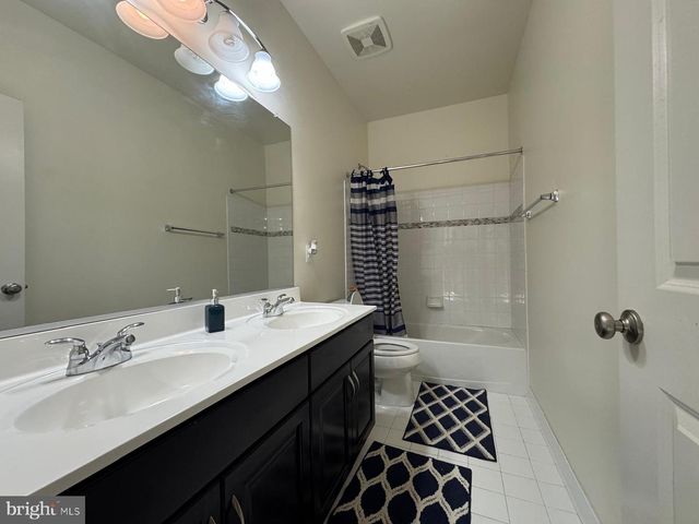 22555 WINDSOR LOCKS SQ, Ashburn, VA 20148