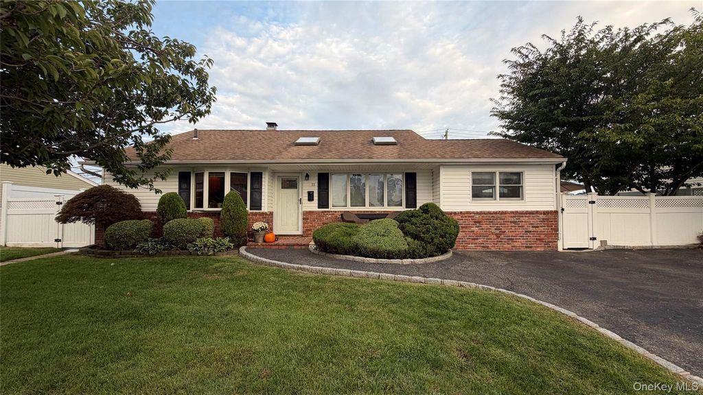 11 Lois Lane, Farmingdale, NY 11735 — exterior