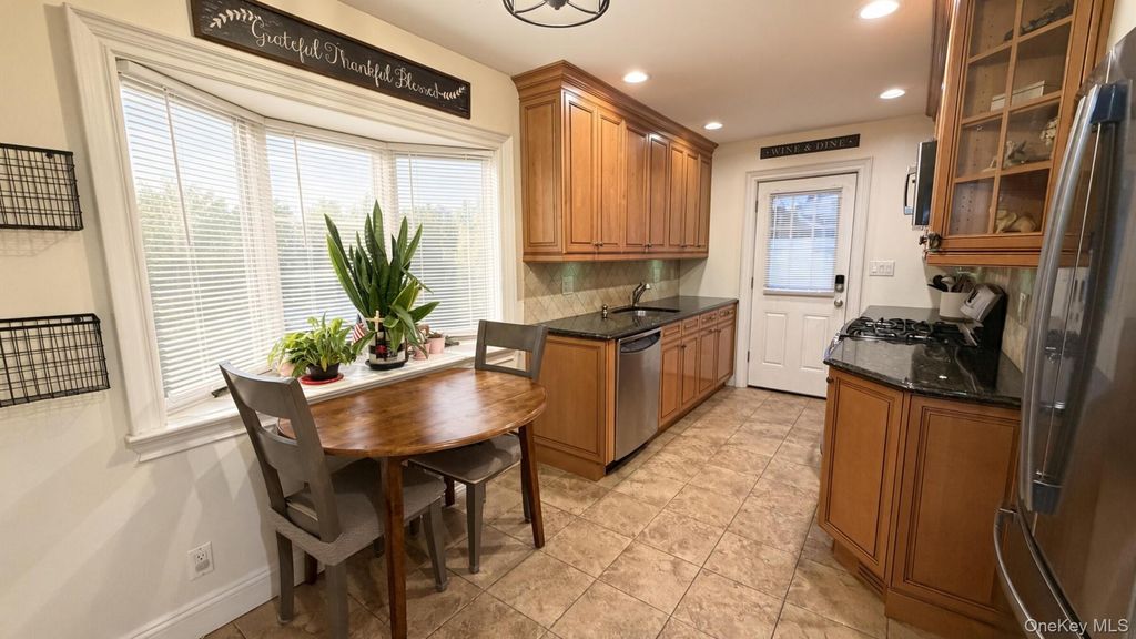 11 Lois Lane, Farmingdale, NY 11735 — photo 2