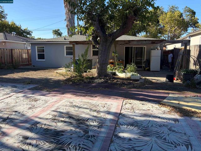 35 Lois Ave, Pittsburg, CA 94565