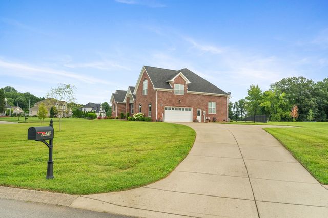 1027 Founders Ln, Portland, TN 37148