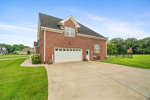 1027 Founders Ln, Portland, TN 37148