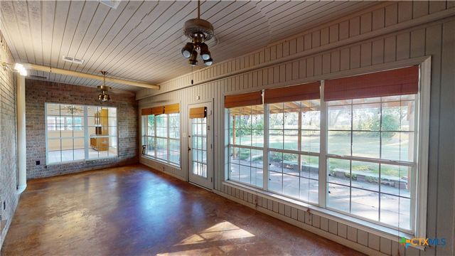 234 Lakeview Drive, Victoria, TX 77905