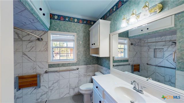 234 Lakeview Drive, Victoria, TX 77905