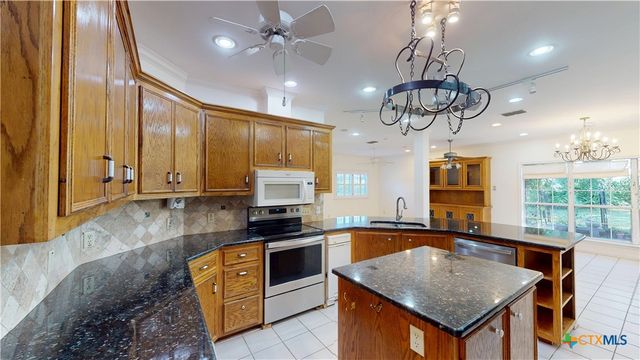 234 Lakeview Drive, Victoria, TX 77905