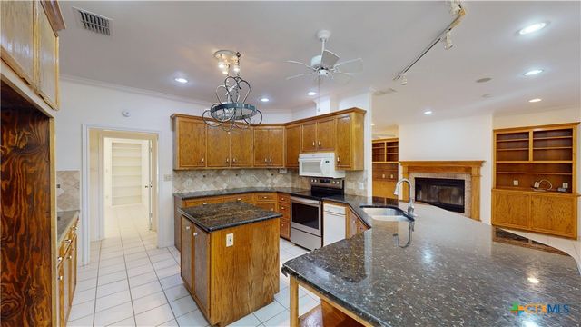 234 Lakeview Drive, Victoria, TX 77905