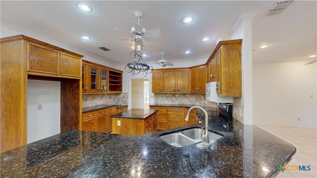 234 Lakeview Drive, Victoria, TX 77905