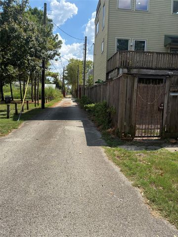 1143 Yale Street, Hockley, TX 77008