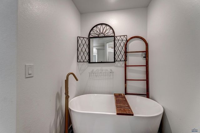 22933 GATEWAY DR, Box Elder, SD 57719