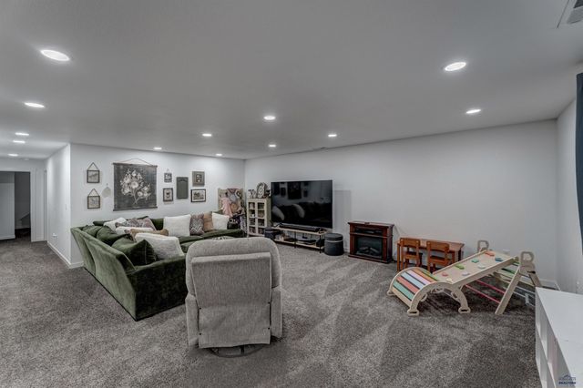 22933 GATEWAY DR, Box Elder, SD 57719