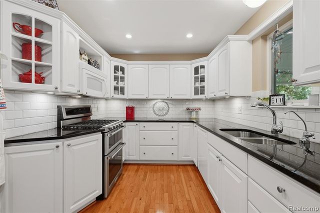 4909 Yax Pointe Drive, Howell, MI 48843