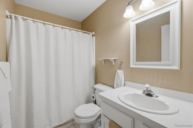 4909 Yax Pointe Drive, Howell, MI 48843