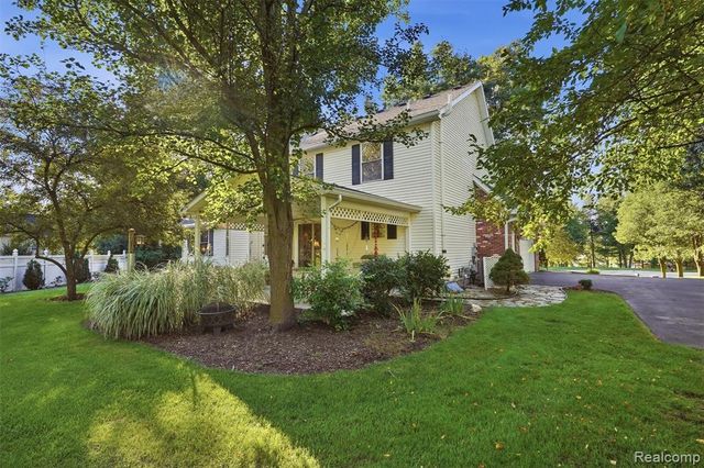 4909 Yax Pointe Drive, Howell, MI 48843