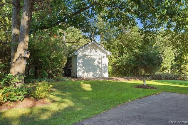 4909 Yax Pointe Drive, Howell, MI 48843