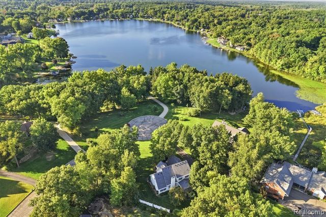 4909 Yax Pointe Drive, Howell, MI 48843