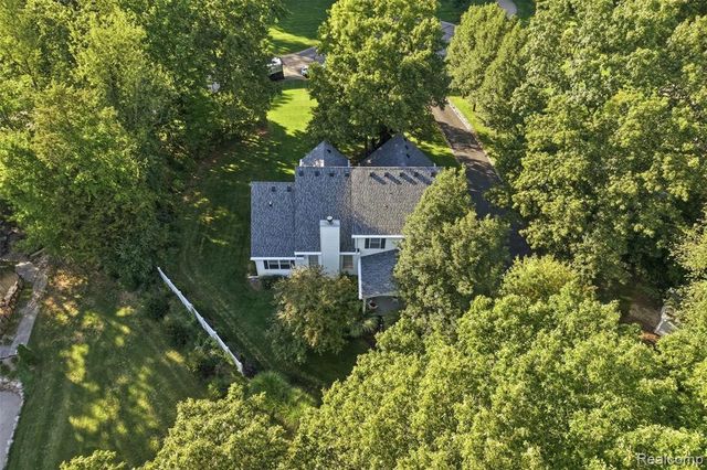 4909 Yax Pointe Drive, Howell, MI 48843