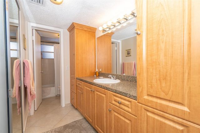 4000 NW 44th Avenue 208, Lauderdale Lakes, FL 33319