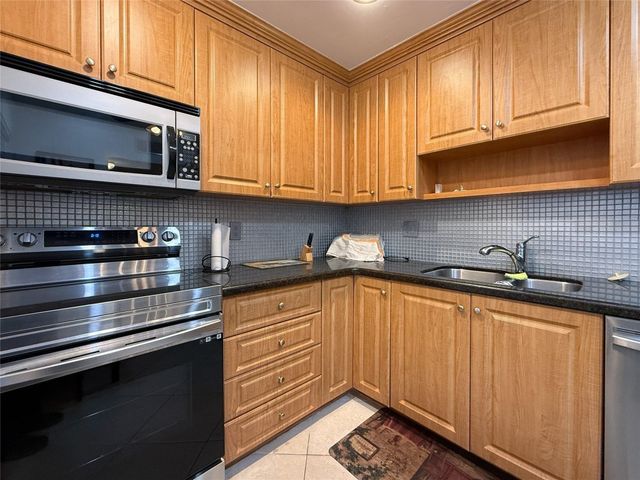 4000 NW 44th Avenue 208, Lauderdale Lakes, FL 33319