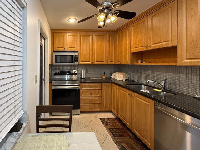 4000 NW 44th Avenue 208, Lauderdale Lakes, FL 33319