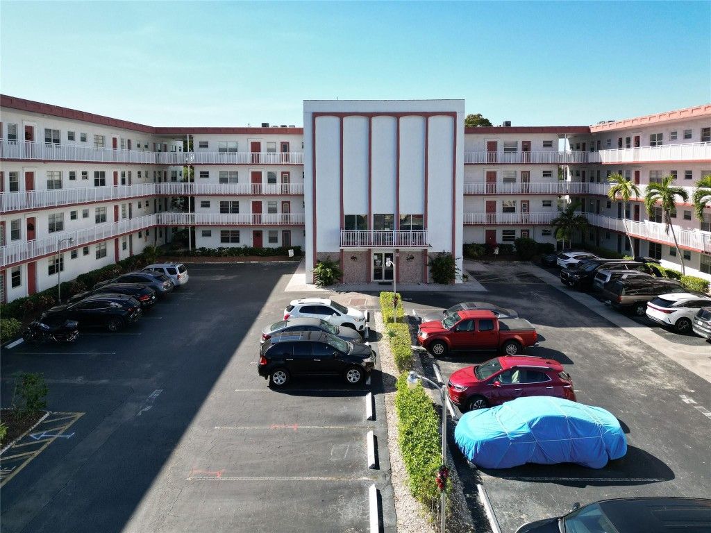 4000 NW 44th Avenue 208, Lauderdale Lakes, FL 33319