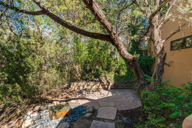 690 La Viveza Court, Santa Fe, NM 87501