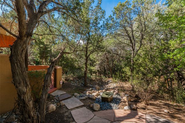 690 La Viveza Court, Santa Fe, NM 87501