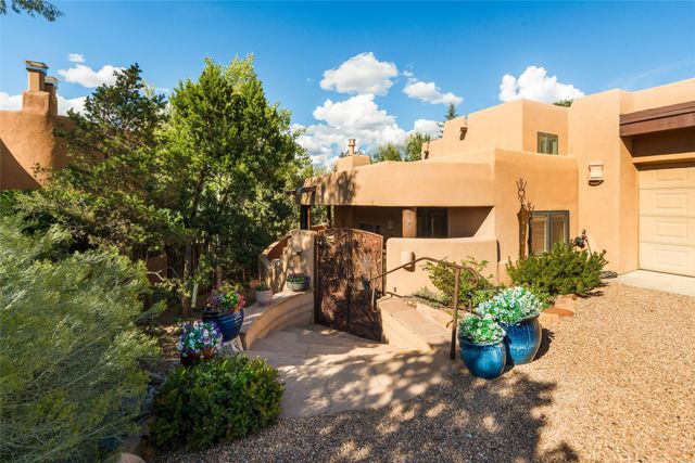 690 La Viveza Court, Santa Fe, NM 87501