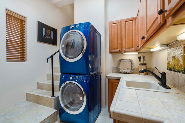 690 La Viveza Court, Santa Fe, NM 87501