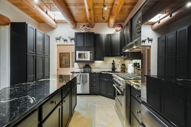 690 La Viveza Court, Santa Fe, NM 87501