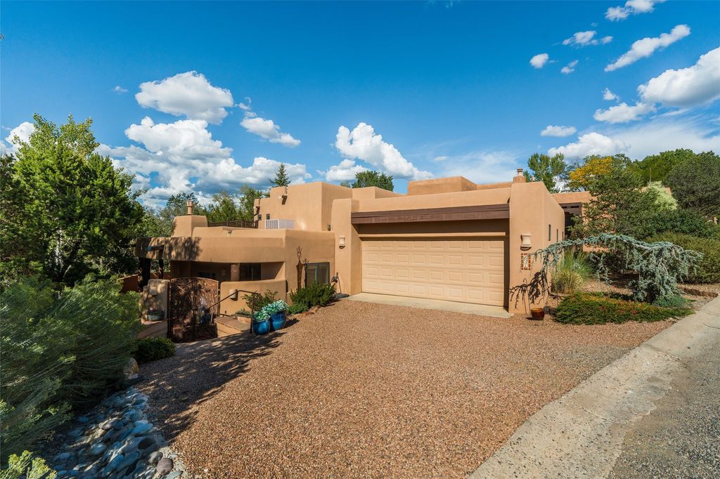 690 La Viveza Court, Santa Fe, NM 87501