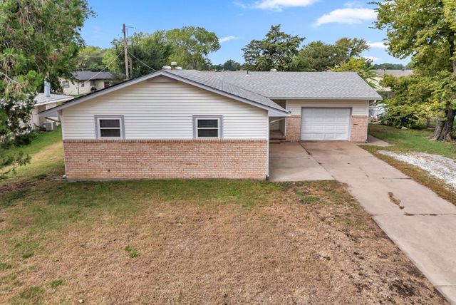 313 N Brunswick St, Wichita, KS 67212