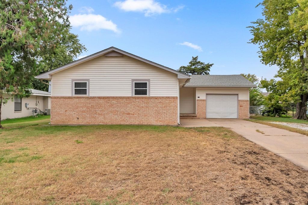 313 N Brunswick St, Wichita, KS 67212